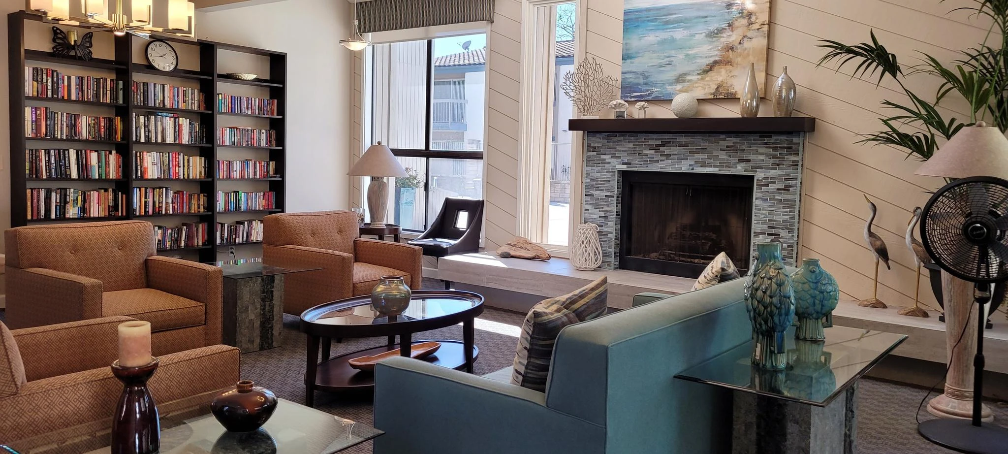Ashwood Gardens Apartments community clubhouse with bookshelves and seating